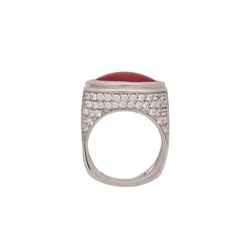 Bague en or blanc, corail rouge et pavage diamants.