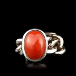 Bague or blanc et cabochon de corail rouge.