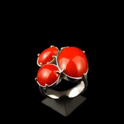 Bague or blanc et trois cabochons de corail rouge.