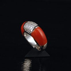 Bague jonc or, corail rouge et centre diamants