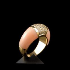 Bague jonc or, corail rose et centre diamants.