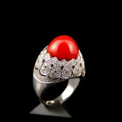 Bague or blanc, diamants et corail rouge.