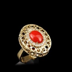 Bague cage en or jaune, corail rouge et diamants.