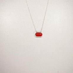 Collier argent motif ovale et corail rouge.