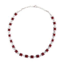 Collier en argent et corail rouge, motif carré.