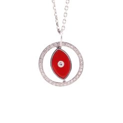 Pendentif oeil en corail et diamants sur or blanc.