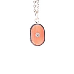 Pendentif ovale en corail rose et diamant.