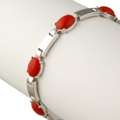 Bracelet or blanc et corail rouge.