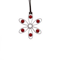 Pendentif fleur en argent et cabochons de corail rouge.