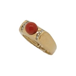 Bague en or jaune, perle de corail rouge et diamants.