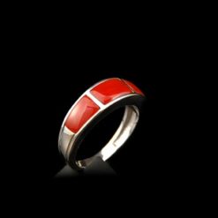 Bague en or blanc 18k et 3 morceaux de corail rouge.