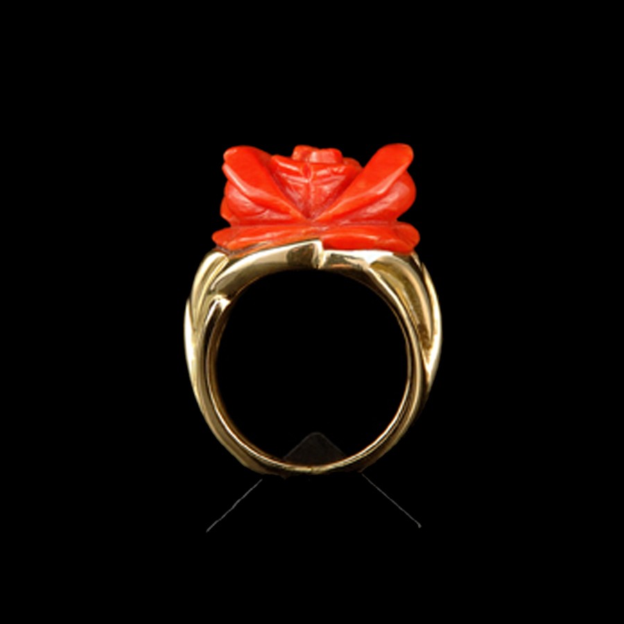 Bague en or jaune rose sculptee et corail de Mediterranee. La Taillerie Du Corail