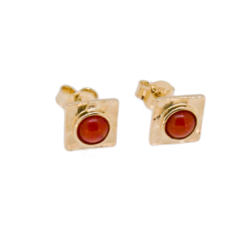 Boucles d'oreilles argent doré et corail, motif carré.