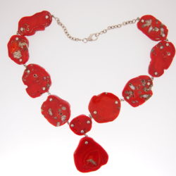 collier piastre pied de corail tranché chaine et motifs poisson argent