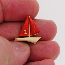 pendentif bateau or jaune 18k voiles corail rouge de corse numéro 1