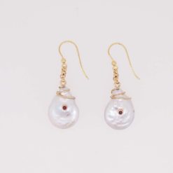 Boucles d'oreilles en perles d'eau douce, rubis et or 18k.