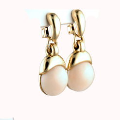 Boucles d'oreilles or jaune 18k et corail du Japon.