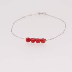 Bracelet chaine or blanc 18k motif quatre perles corail rouge de méditerranée