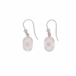 Boucles d'oreilles or blanc, diamants et corail blanc Japon.