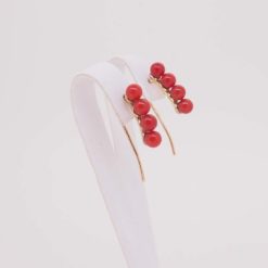 Boucles d'oreilles or jaune 18k  et perles corail rouge.