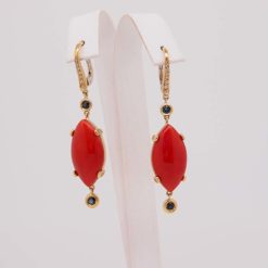 boucles-doreilles-or-jaune-18k-navette-corail-rouge-de-mediterranee-diamants-et-saphirs