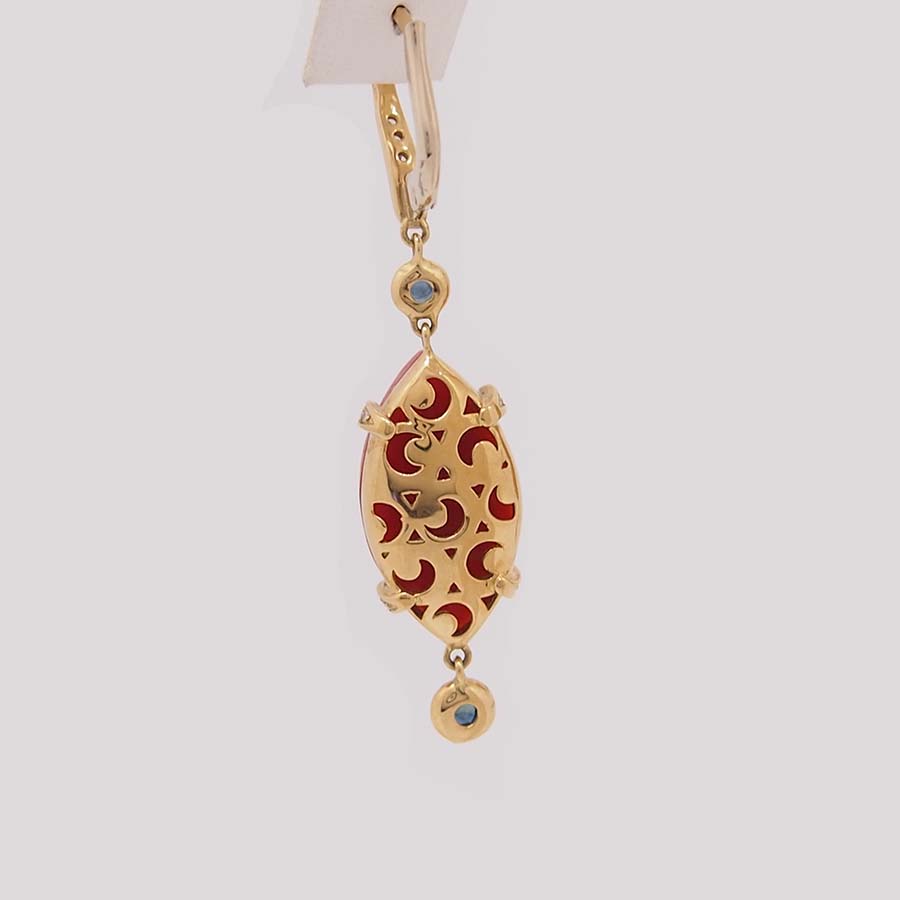 boucles-doreilles-or-jaune-18k-navette-corail-rouge-de-mediterranee-diamants-et-saphirs vue dos