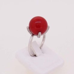 Bague boule de corail rouge en or blanc 18k et diamants