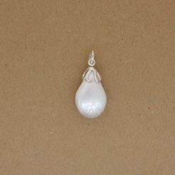 Perles eau douce baroquée avec sa monture en argent 925/000