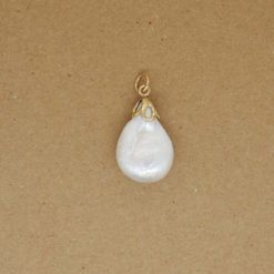 Pendentif en or jaune 18k et une perle eau douce