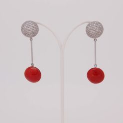 Boucles d'oreilles en or gris avec diamants et corail rouge