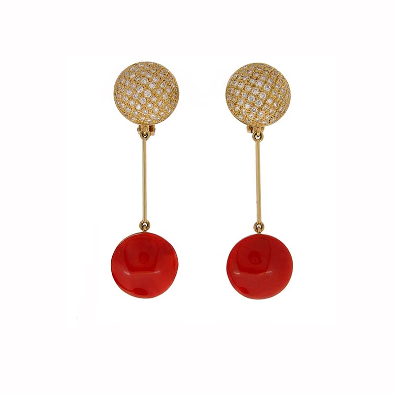 Boucles d'oreilles en or jaune avec diamants et corail rouge