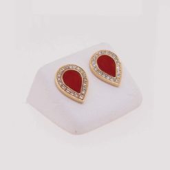 Boucles d'oreilles en or jaune et cabochon goutte de corail rouge