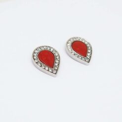 Boucles d'oreilles en or blanc 18k et cabochon goutte de corail rouge