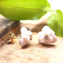 Boucles d'oreille fleur Corail blanc du Japon diamant et or jaune