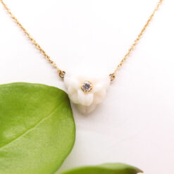 Tour de cout fleur corail blanc japon diamant et or jaune