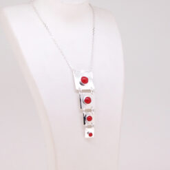 tour de cou plastron argent et cabochon rond corail rouge mediterranée