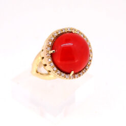 bague or jaune 18k et cabochon corail rouge de méditerranée entourage sertie diamants