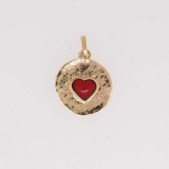 Pendentif médaille or jaune 18k martelé cabochon coeur corail rouge de méditerranée corse