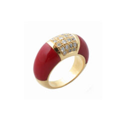 Bague or jaune 18k avec deux morceaux encastrés en corail rouge de méditerranée corse avec centre pavage diamants