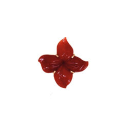 Pendentif en or jaune 18 carats comportant une fleur sculptée en corail rouge provenant de Méditerranée.