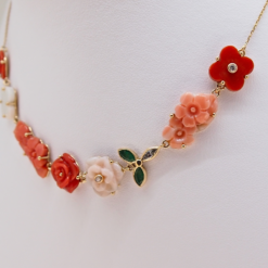 collier chaine or jaune 18k maille forçat avec trèfle et fleur en corail rouge de méditerranée ou rose du japon
