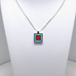 Collier argent motif carré corail rouge et turquoise