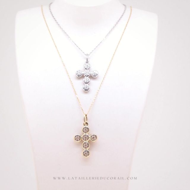 On continue de vous présenter notre collection Macaron. 🤩
Aujourd'hui ce sont nos croix Macaron qui sont à l'honneur, elles sont composées de 6 macarons d'or jaune ou blanc 18k, sertis de 7 diamants chacun. 
Un bijou au style tout en rondeur et à la fois délicat, un beau cadeau ! 

à découvrir sur notre boutique en ligne ou en boutique ! 🎁

@lataillerieducorail.com/tout-or-18k-pendentif/pendentif-croix-or-jaune-18k-et-diamants/

#bijoux  #Bijouterie #bijouxaddict #bijouterieportovecchio #bijouterierobbezmasson #lataillerieducorailportovecchio #joaillerie